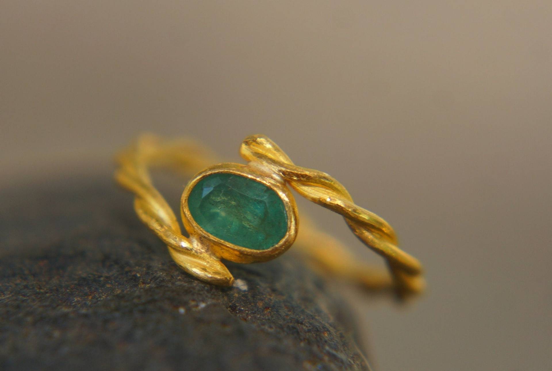 Gold Smaragd Ring, Grüner 22K Einzigartiger Verlobungsring, Ring von geffenjewelry
