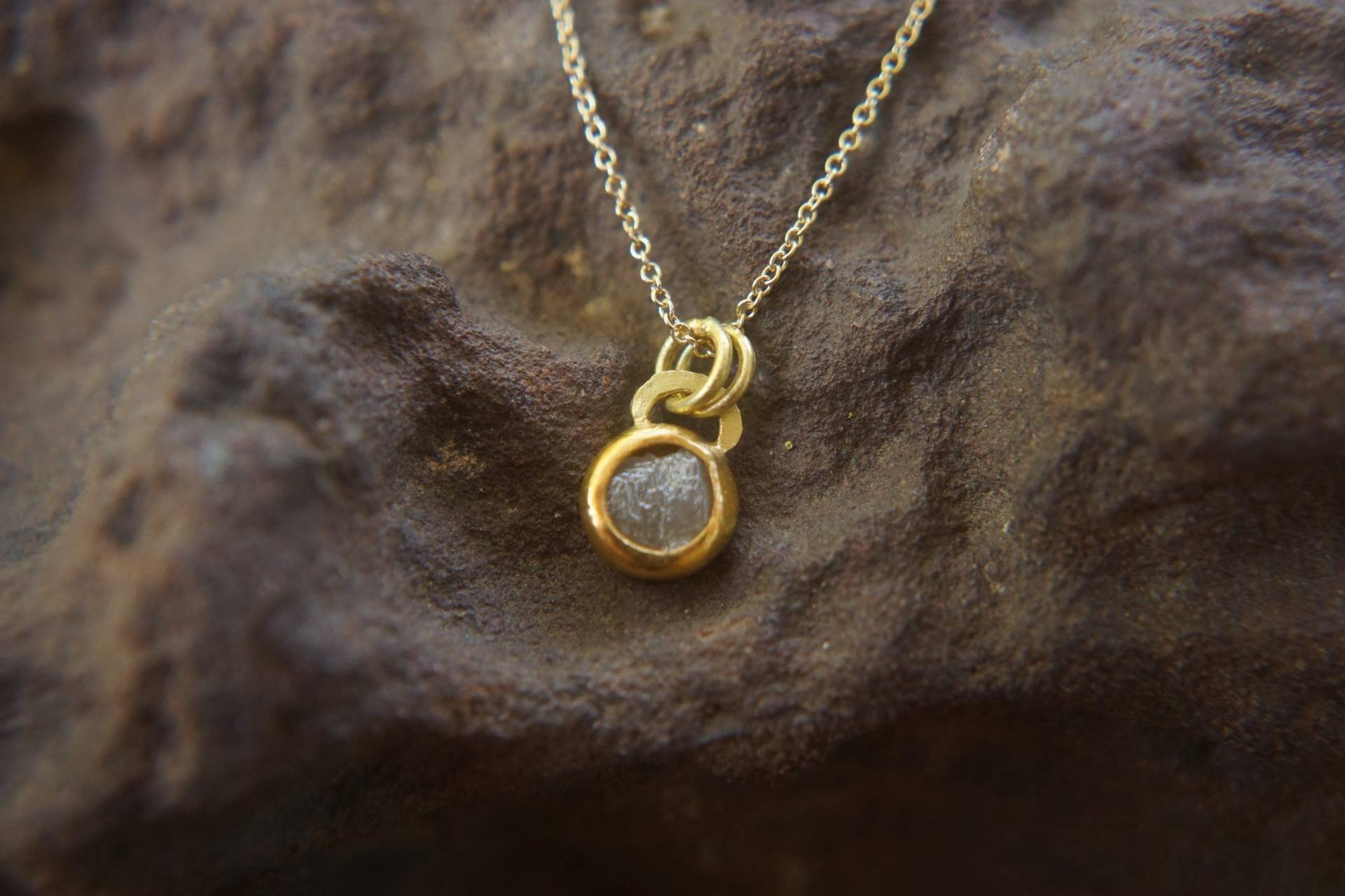 Goldanhänger//Goldanhänger//Edelsteinanhänger//Rohdiamantanhänger//24K Goldanhänger//Golddiamantanhänger von geffenjewelry