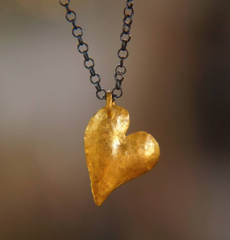 Herz Anhänger Gehämmert, Gold Gehämmert Halskette, Rustikale Kette, Ein Unikat Aus 24 Karat Gold, Hochkarätiges Boho Handwerker von geffenjewelry