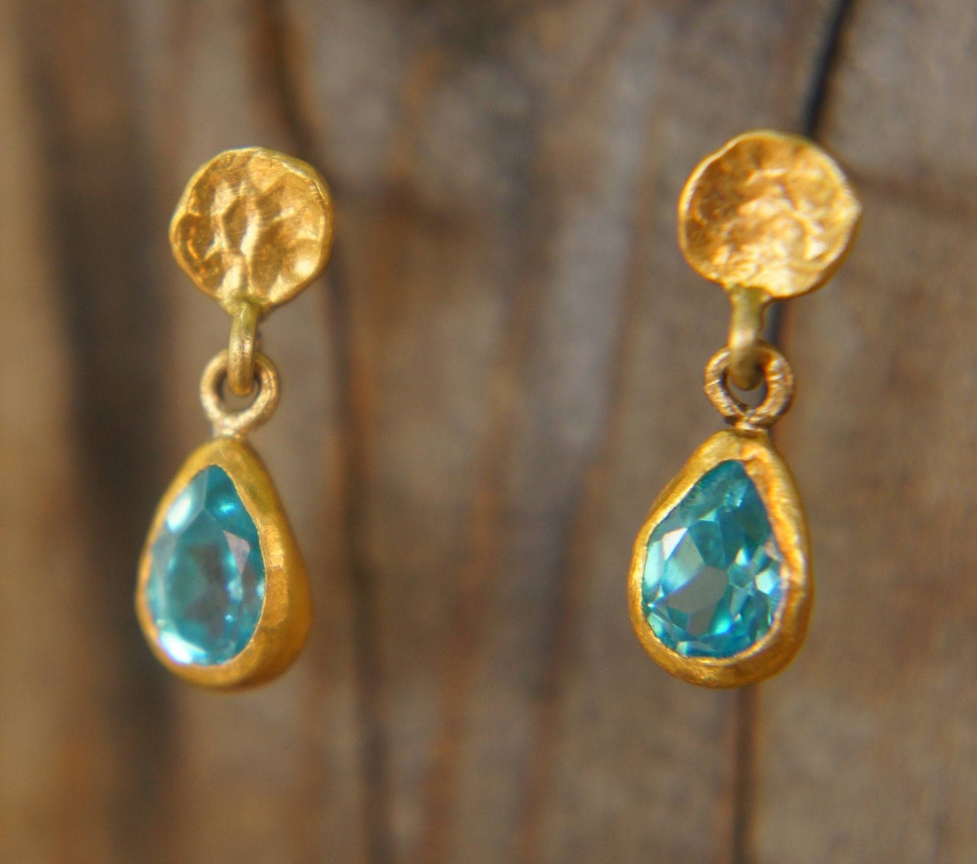 Klitzekleine Gold Ohrringe// 24K Topas Ohrhänger//Blaue Tropfen Gold Ohrringe//24K Ohrringe//Blautopas Ohrringe//Handgefertigte Rustikale Kurze von geffenjewelry
