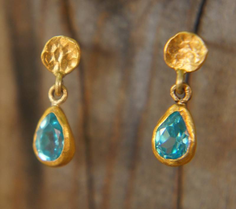 Klitzekleine Gold Ohrringe// 24K Topas Ohrhänger//Blaue Tropfen Gold Ohrringe//24K Ohrringe//Blautopas Ohrringe//Handgefertigte Rustikale Kurze von geffenjewelry