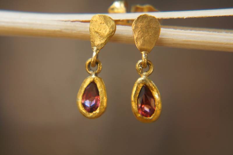 Klitzekleine Goldohrringe// 24K Gold Ohrringe// Einzigartige Tropfen Granat Ohrringe von geffenjewelry