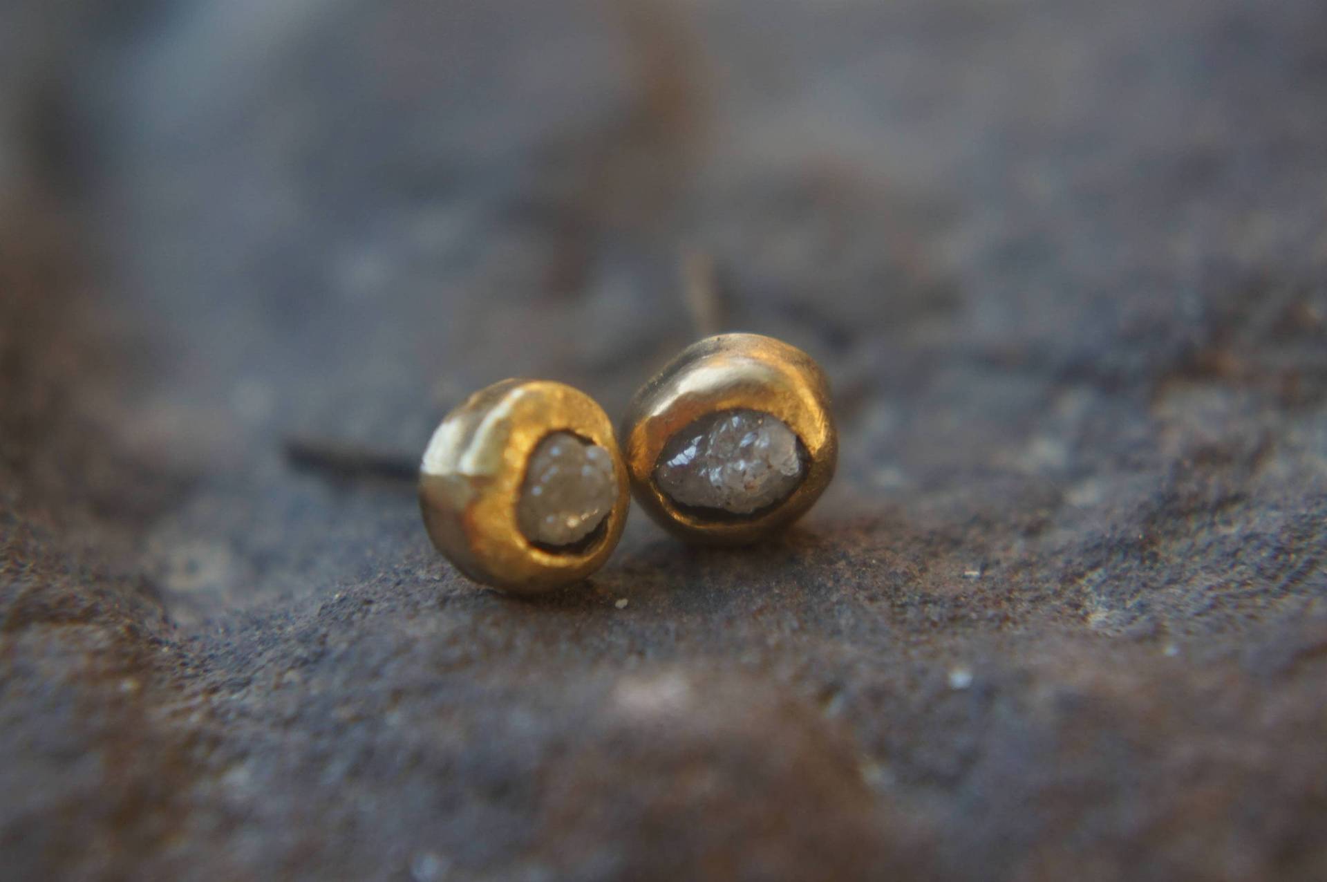 Massive 22K Gold - Diamant Ohrstecker -Rohdiamant Ohrringe-Ohrstecker-22K Gold Ohrringe-Diamant Ohrringe Rohdiamant Ohrringe von geffenjewelry