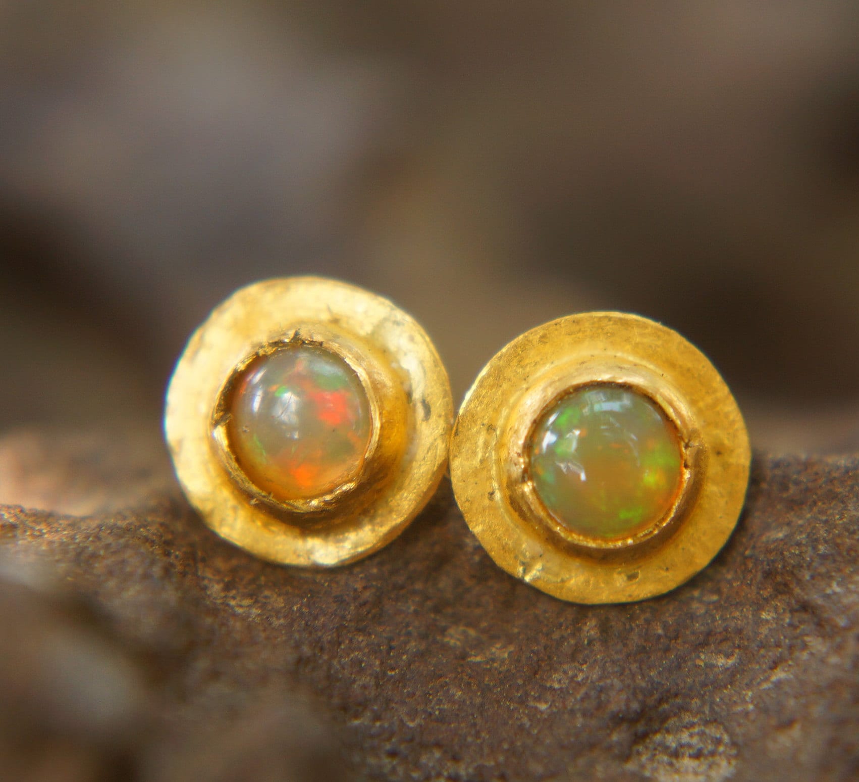 Massive 24K Gold Ohrstecker/24K Opal Ohrstecker/Goldohrstecker/Goldohrstecker/24K Goldohrstecker von geffenjewelry