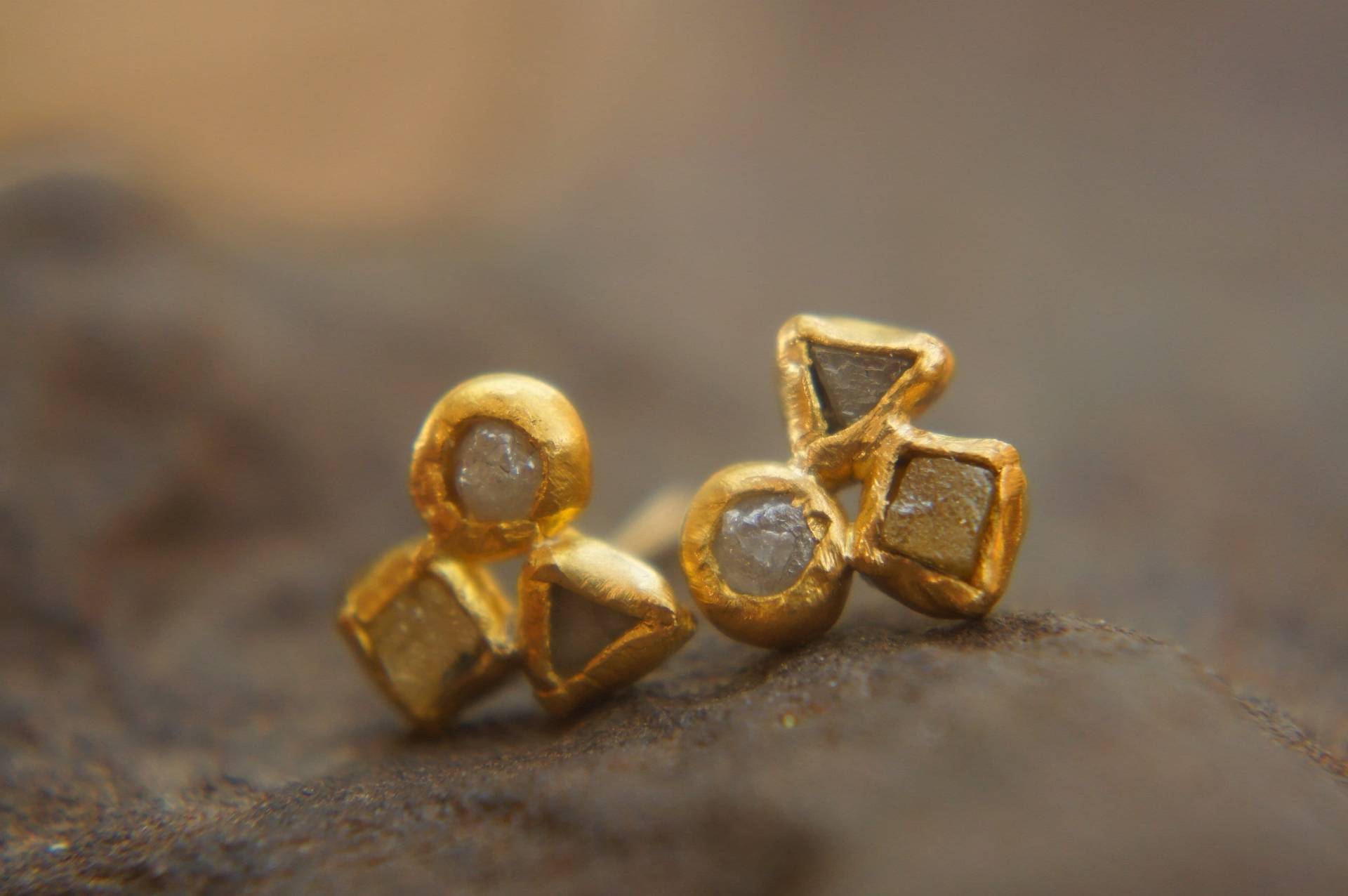 Massive 24K Gold Ohrstecker/Rohdiamant Ohrstecker/24K Ohrstecker von geffenjewelry