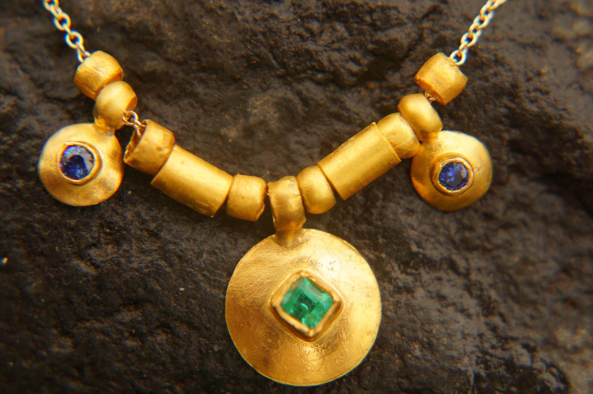 Massiver 24K Gold Anhänger/Gold Smaragd Saphir Halskette/Handgemachtes Gold/24K Anhänger/24K Anhänger/Smaragd Anhänger von geffenjewelry