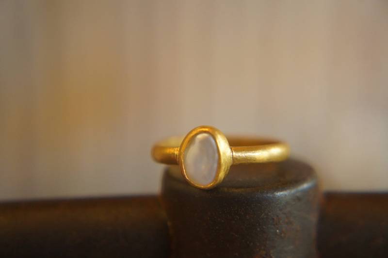 Perlenring Gold // 24 Karat Goldring Perle Solitärring 22 Verlobungsring Boho Schmuck von geffenjewelry