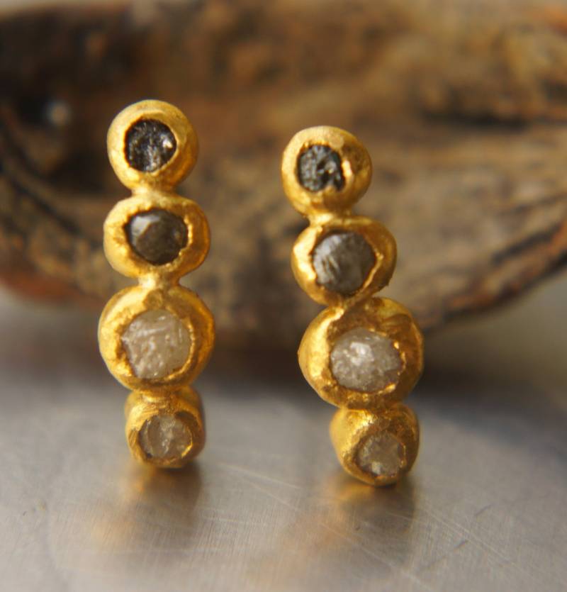 Rohdiamant 24K Gold //Rustikale Goldohrstecker//24K Ohrringe//Winzige Rohdiamanten//24K Ohrringe//22K Goldunikat//Brillantohrringe von geffenjewelry