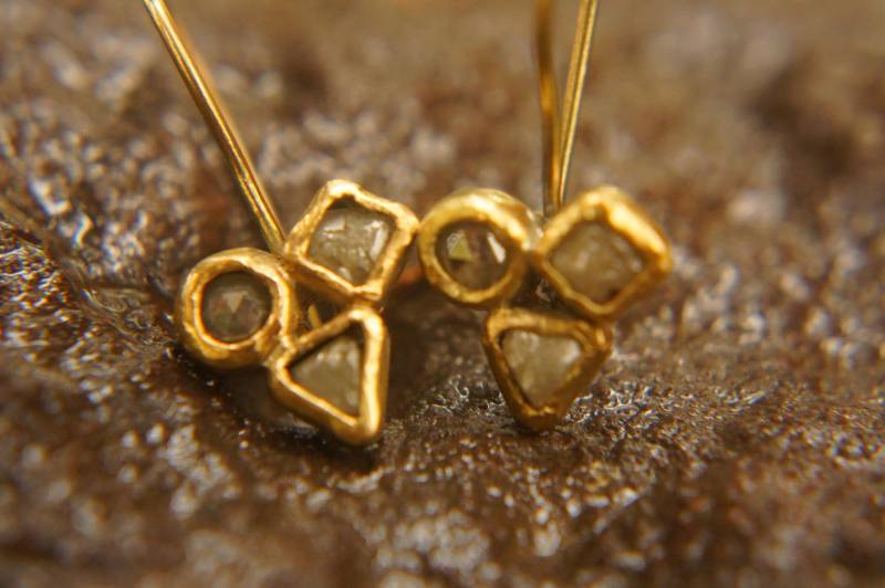 Rohdiamant Ohrring // 22K Golddiamant Ohrhänger Alternative Diamantohrringe Einzigartiger Diamant Gold von geffenjewelry
