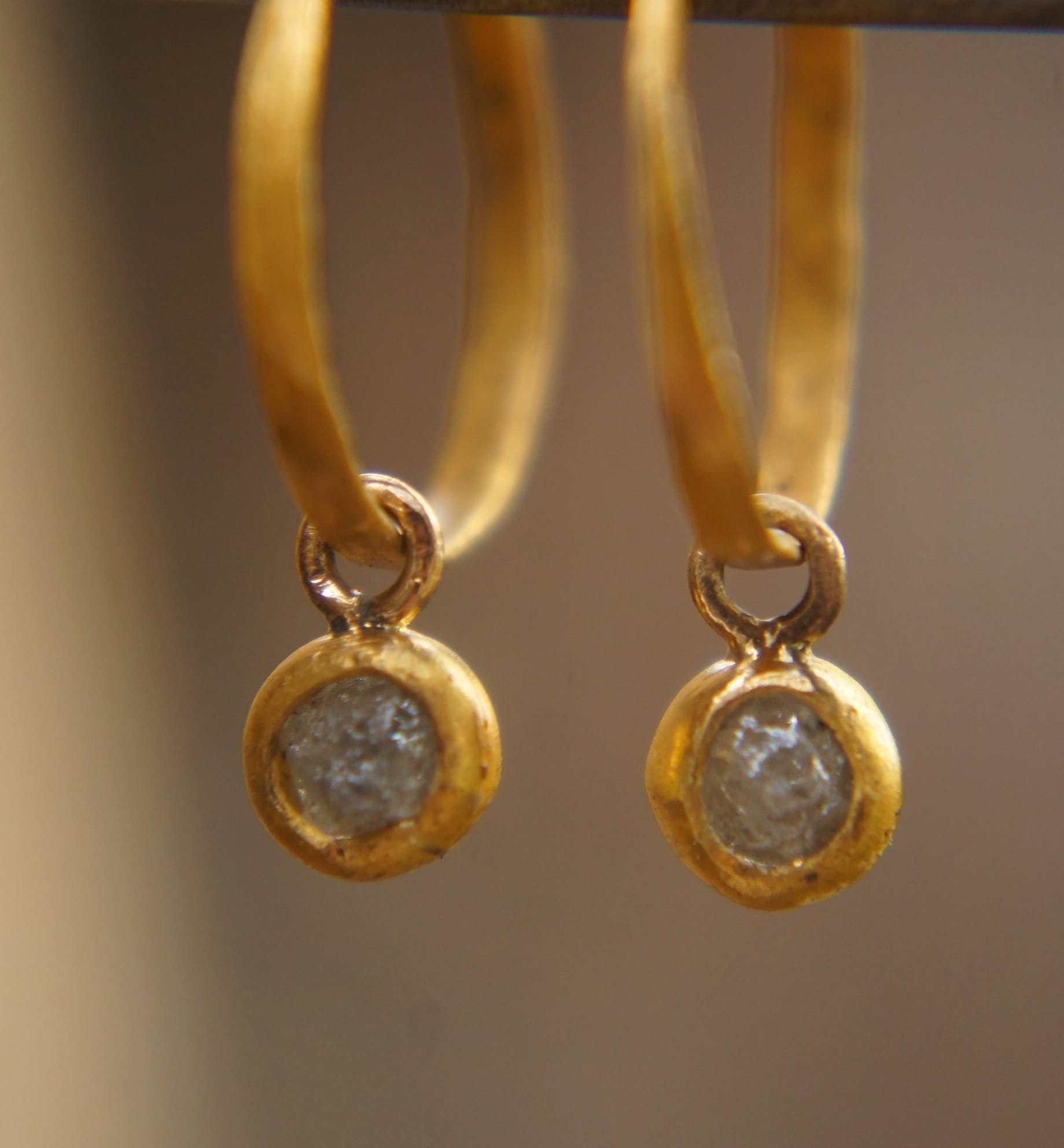 Rohdiamant Ohrring // 24K Golddiamant Ohrhänger Alternative Diamantohrringe Einzigartiger Diamant Gold von geffenjewelry