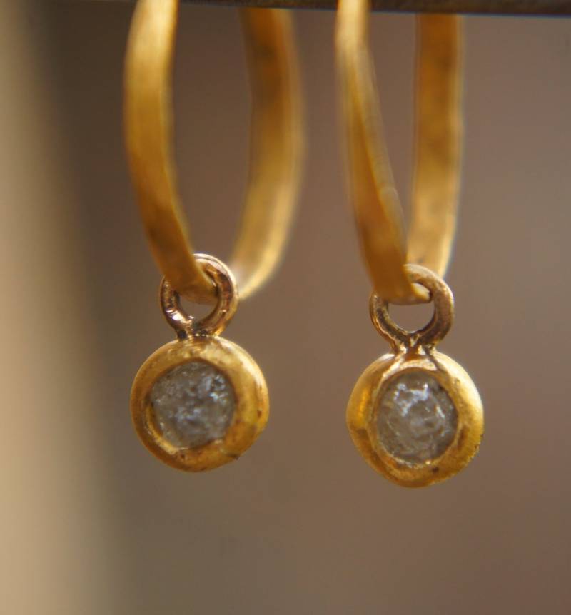 Rohdiamant Ohrring // 24K Golddiamant Ohrhänger Alternative Diamantohrringe Einzigartiger Diamant Gold von geffenjewelry