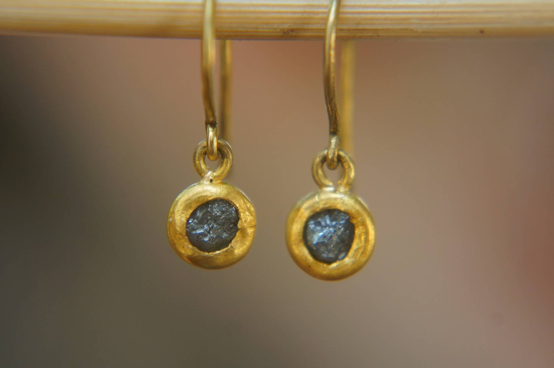 Rohdiamant Ohrring // 24K Golddiamant Ohrhänger Alternative Diamantohrringe Einzigartiger Diamant Gold von geffenjewelry