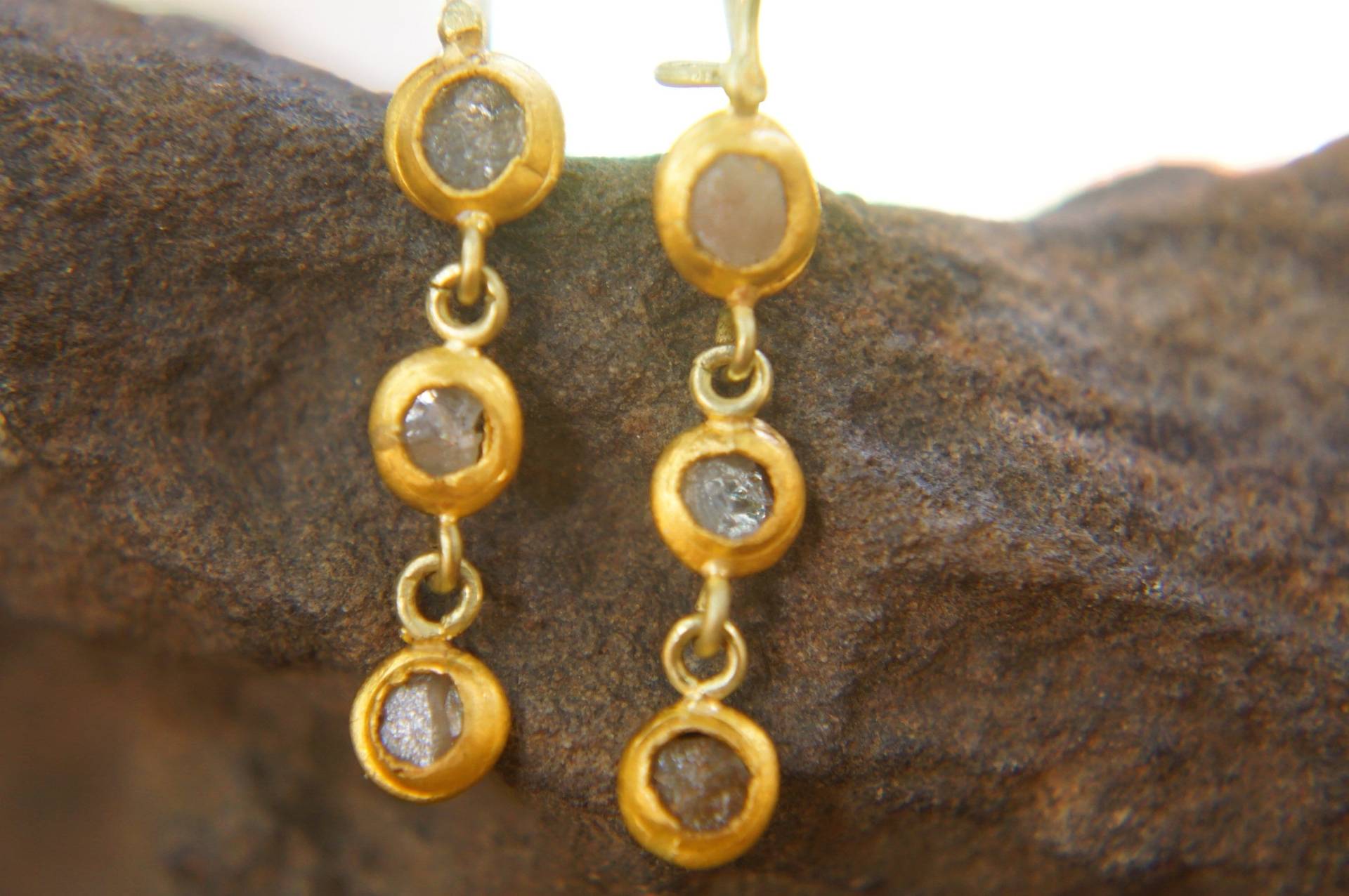 Rohdiamant Ohrring // 24K Golddiamant Ohrhänger Alternative Diamantohrringe Einzigartiger Diamant Gold von geffenjewelry