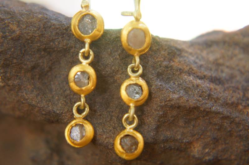 Rohdiamant Ohrring // 24K Golddiamant Ohrhänger Alternative Diamantohrringe Einzigartiger Diamant Gold von geffenjewelry