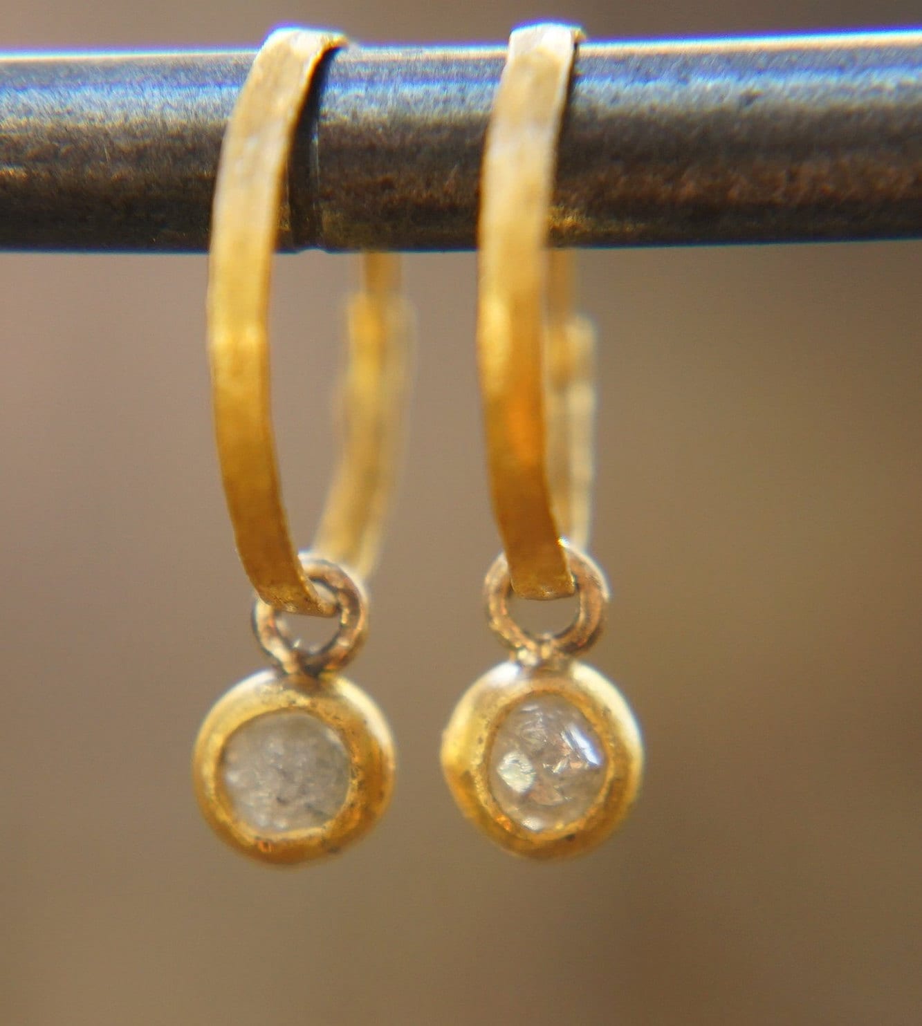 Rohdiamant Ohrring // 24K Golddiamant Ohrhänger Alternative Diamantohrringe Einzigartiger Diamant Gold von geffenjewelry