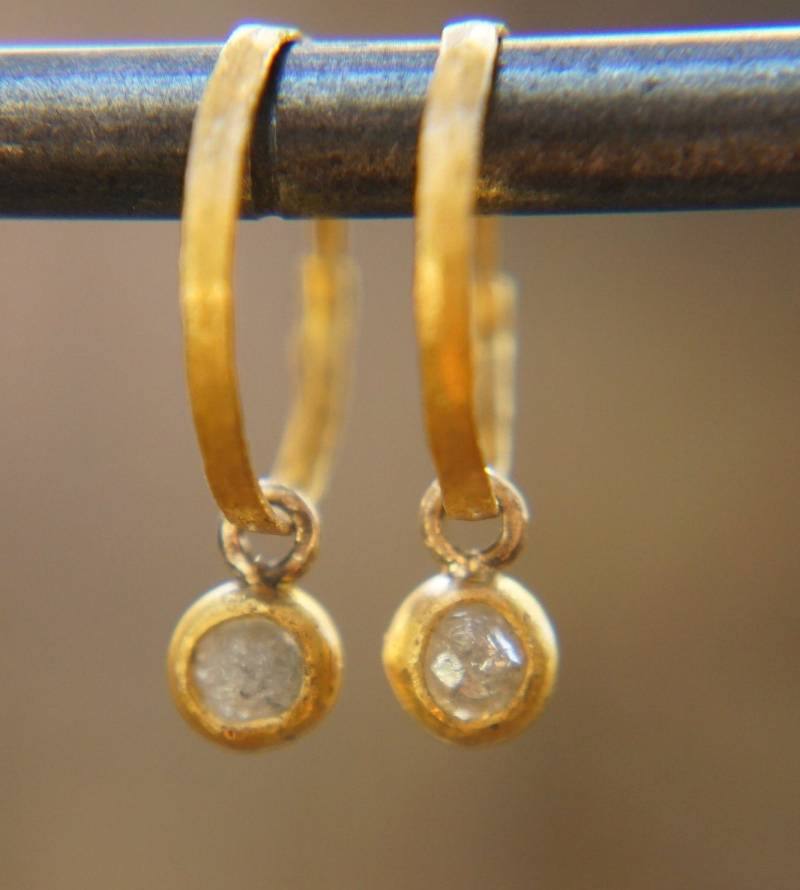Rohdiamant Ohrring // 24K Golddiamant Ohrhänger Alternative Diamantohrringe Einzigartiger Diamant Gold von geffenjewelry