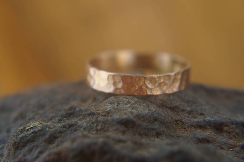 Rose Gold Ehering //18 K Gold //Handwerker Gehämmert Hand Made/Männer Ring Unisex Massives Rot Band von geffenjewelry