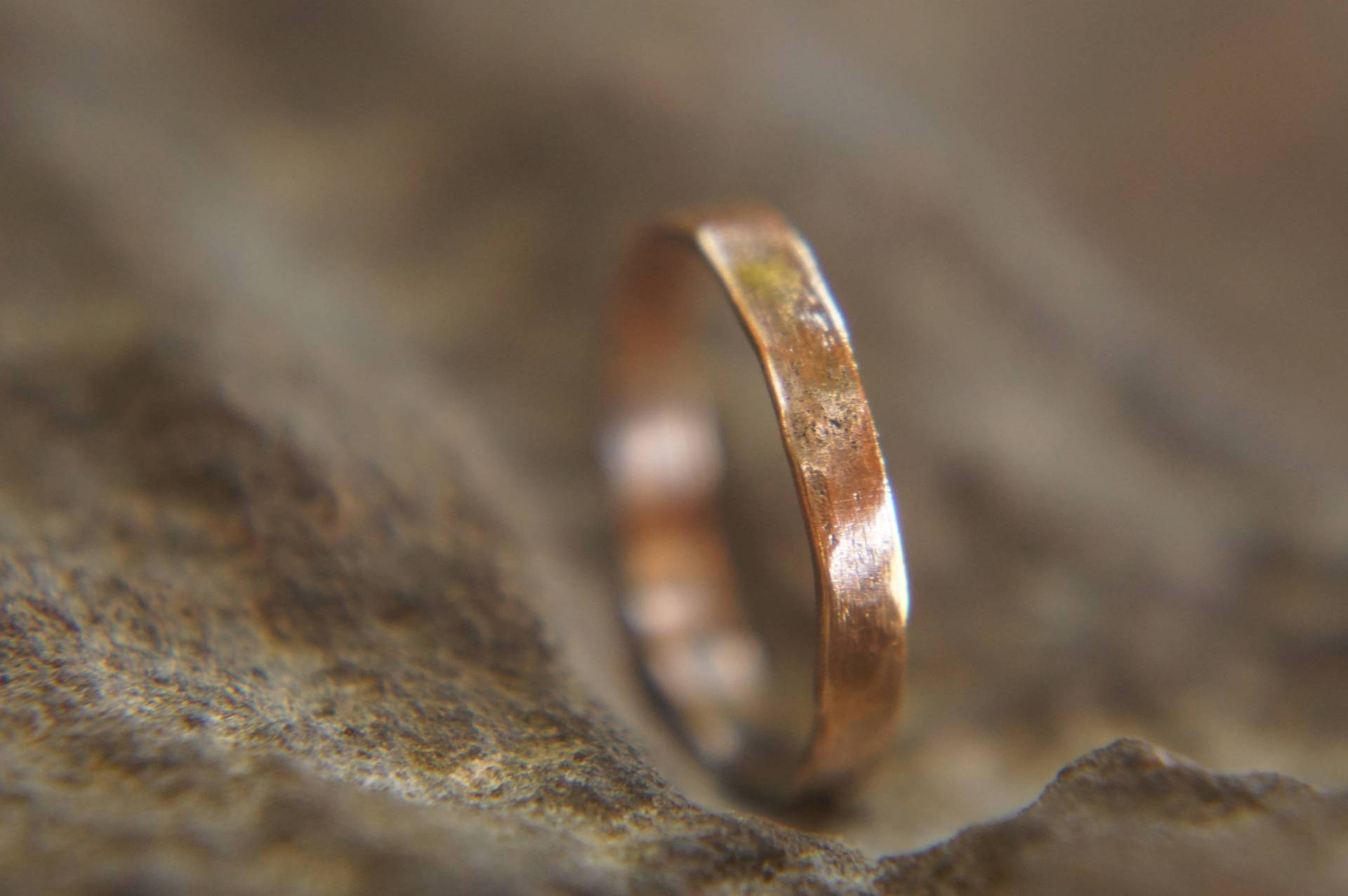 Rose Gold Ehering //18 K Gold //Handwerker Gehämmert Hand Made/Männer Ring Unisex Massives Rot Band von geffenjewelry