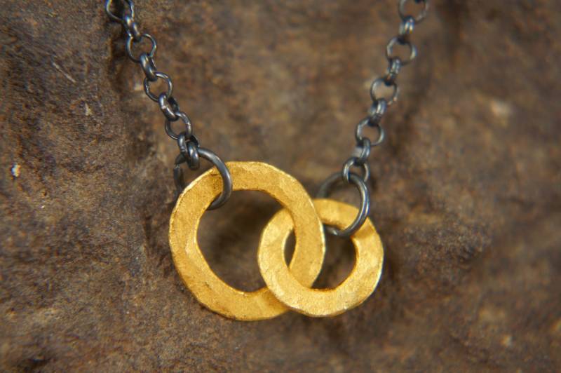 Runder Gehämmerter Goldanhänger|Gehämmerter Goldanhänger|Schleifenanhänger Alltagsanhänger| Oxidierter Silber Und Gold Anhänger von geffenjewelry