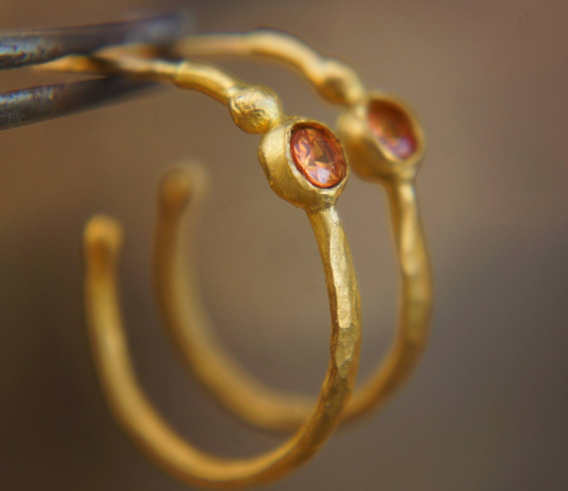 Saphir Gold Hoop Ohrring // 24K Schmuck Handgemachter Handgefertigte Feine Creolen Einzigartige Rustikale von geffenjewelry