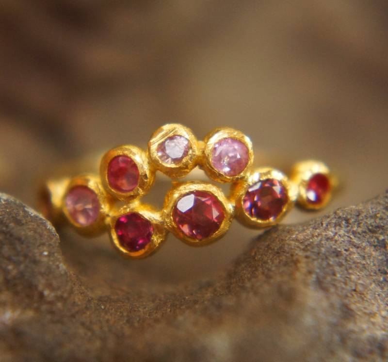 Saphir Rubin Goldring // Handwerklich Gefertigter Ring Verlobungsring 24K Ohrringe Gold Ohrring von geffenjewelry