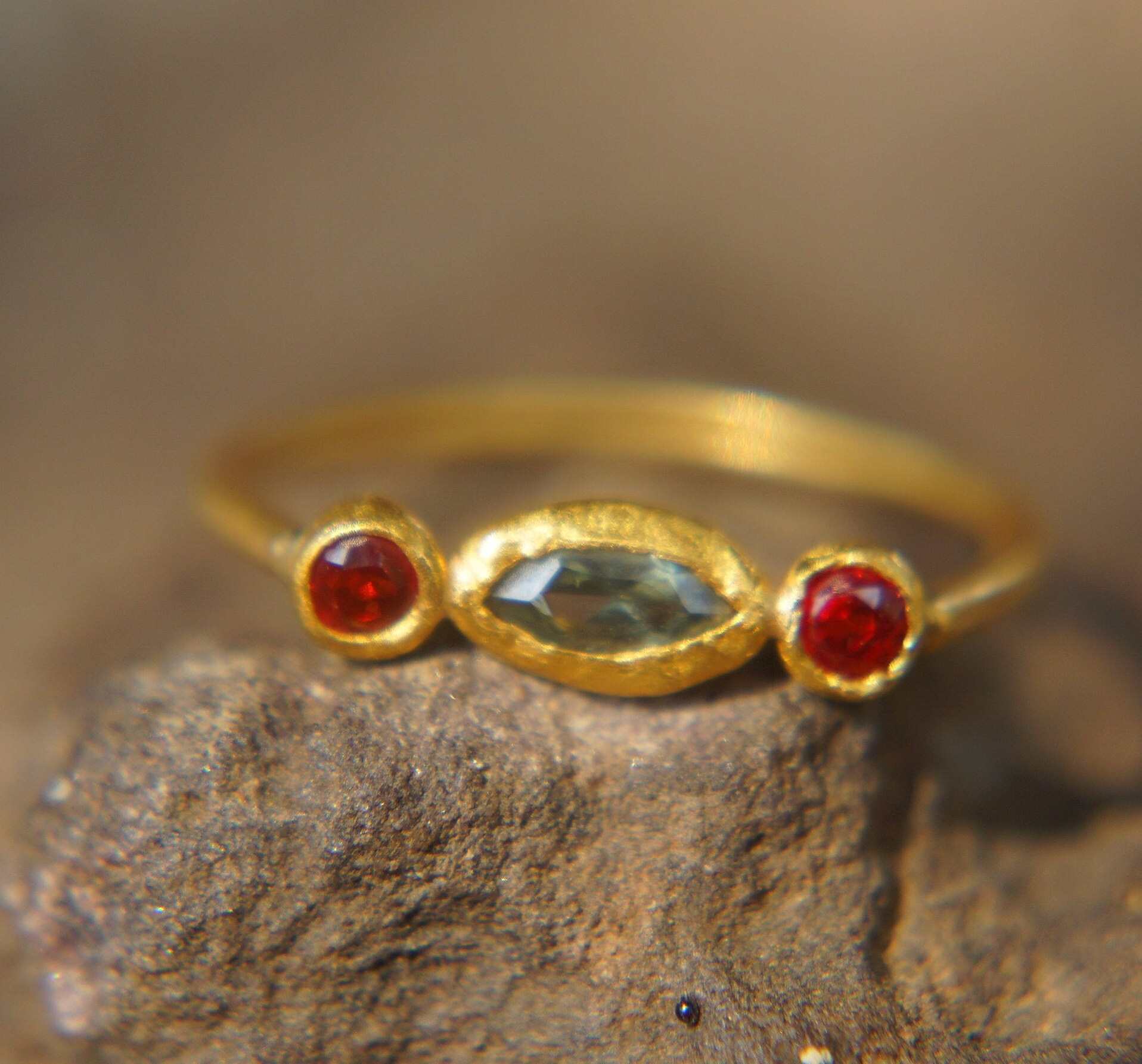 Saphir Rubin Ring//Artisan 24K Ring//Multistone Ring//24K Goldring//Handwerker Ring//Gold Ring von geffenjewelry