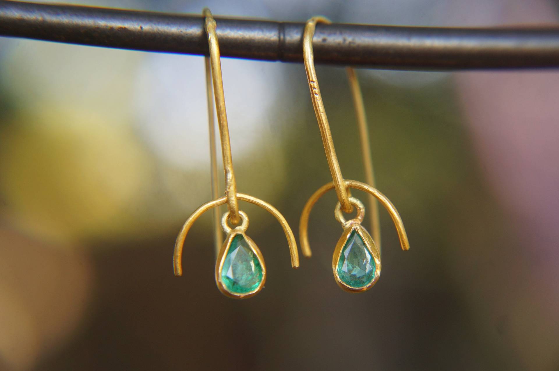 Smaragd Gold Ohrringe, 24K Massive Handgemachte Ohrringe von geffenjewelry