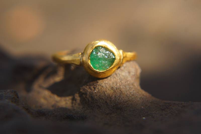 Smaragd Goldring//Artisan Ring//Smaragd 24K Goldring//Smaragd Verlobungsring//24K Goldring//24K Gold Ohrring von geffenjewelry