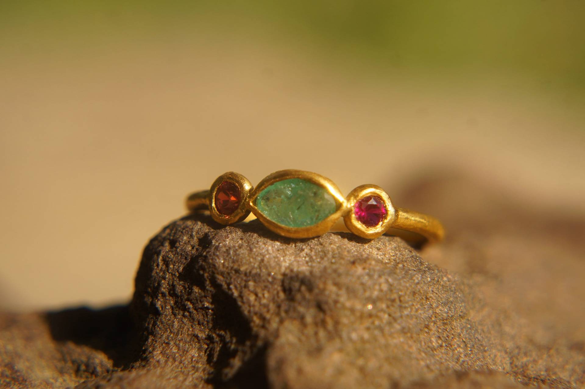 Smaragd Rubin Und Roter Saphir Ring//Artisan Ring//24K Goldring//24K Gold Ring von geffenjewelry
