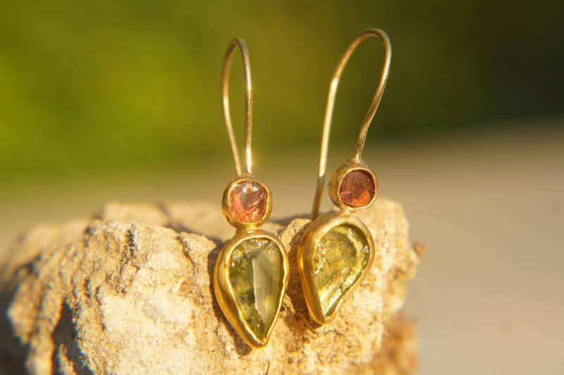 Solid Gold/Turmalin & Granat Baumeln Rohe Edelstein Stein Ohrring Ohrringe 24K Gold Roh Rauen von geffenjewelry