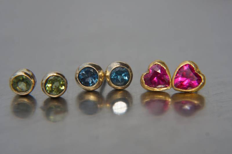 Solide 14K Gold//Schweizer Blautopas Ohrringe// Einzelstück//Ohrstecker//14K Goldohrringe//Schweizer Ohrringe//14K Mit Stein von geffenjewelry