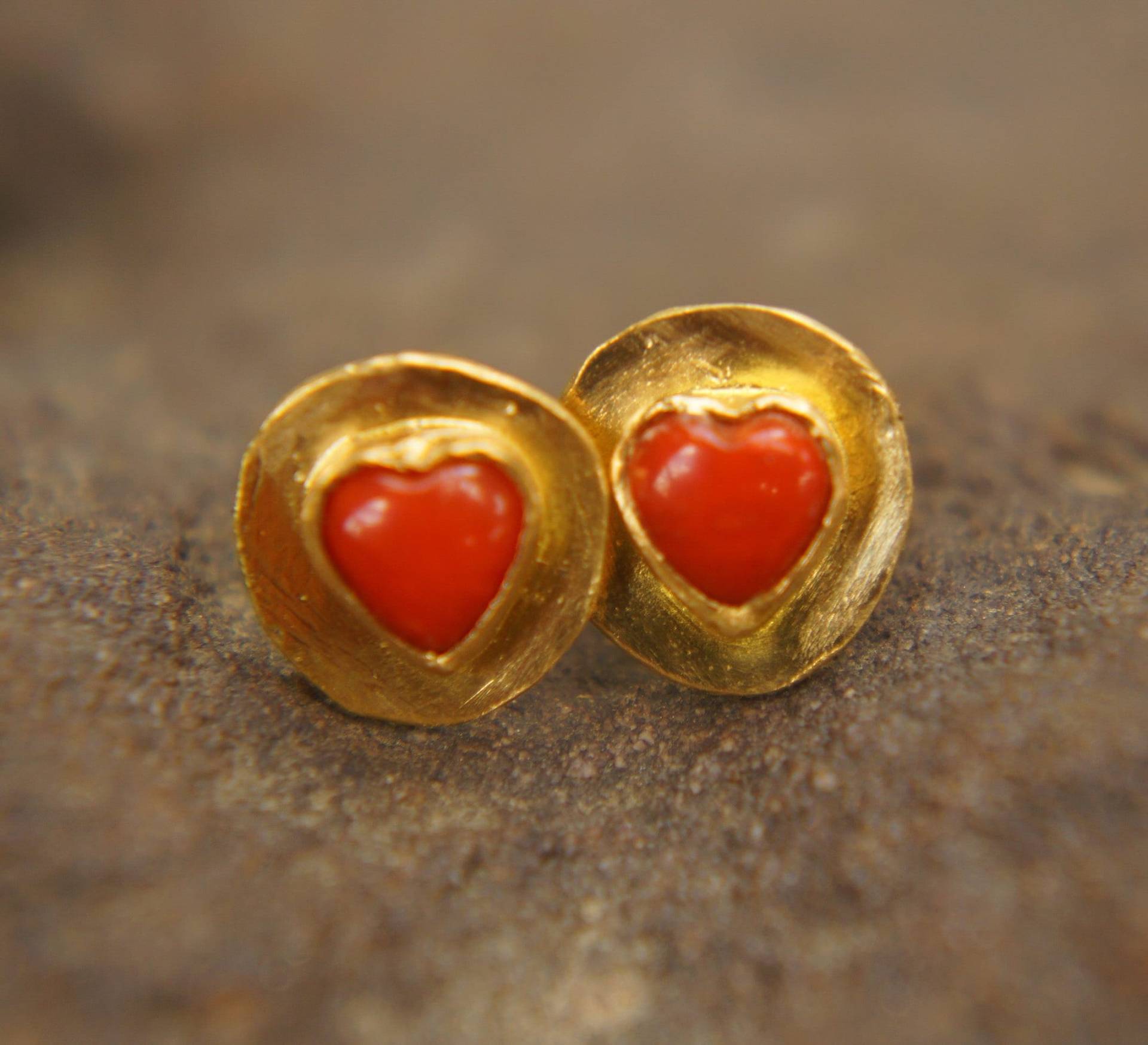 Solide 22K Gold//Rote Herz Ohrringe//22K Gold Ohrstecker// Ohrringe//Ohrringe Herzkoralle// Mit Stein//Massive Ohrstecker von geffenjewelry