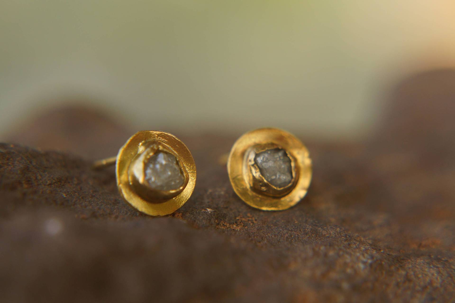 Solide 22K Gold-//Rohdiamant Ohrstecker//Rohdiamant Ohrringe//Ohrstecker//22K Gold Ohrringe//Rohdiamant Ohrstecker//Handgemachte Ohrstecker von geffenjewelry