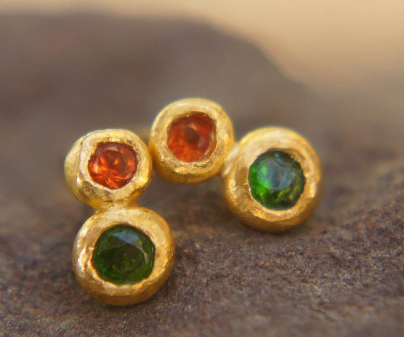 Solide 24 Karat Gold-Grüne Diopsid Ohrringe-Gold Ohrstecker-Orange Saphir Ohrstecker-24K Gold Ohrringe - Grüne 24K Ohrstecker Mit Stein von geffenjewelry