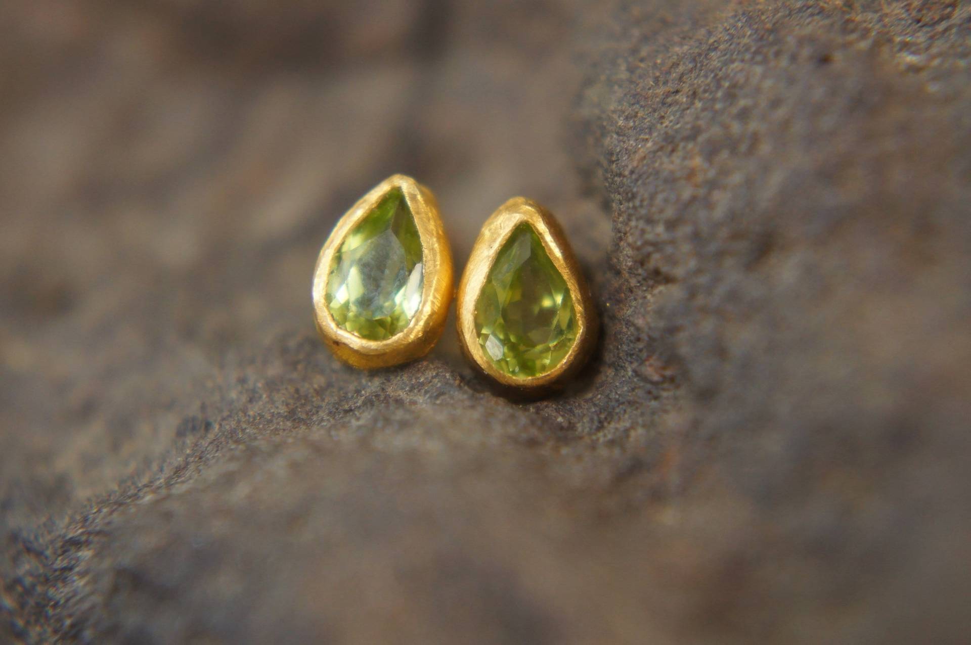 Solide 24K Gold//Grüne Tropfen Ohrringe//24K Gold Ohrstecker// Ohrringe//Grüne Peridot Ohrringe// Mit Stein//Massive Ohrstecker von geffenjewelry