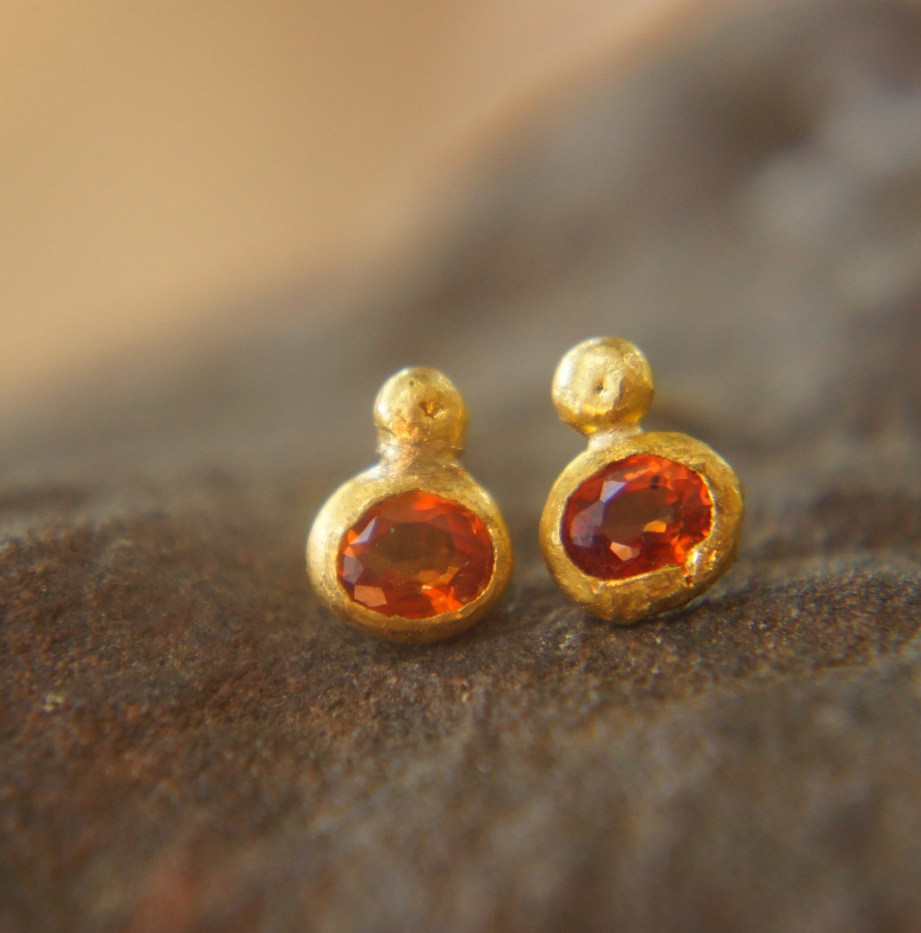 Solide 24K Gold//Orange Saphir Ohrstecker//Orange Ohrstecker //Gold Ohrstecker//24K Gold Ohrringe//Saphir //24K Handwerk von geffenjewelry