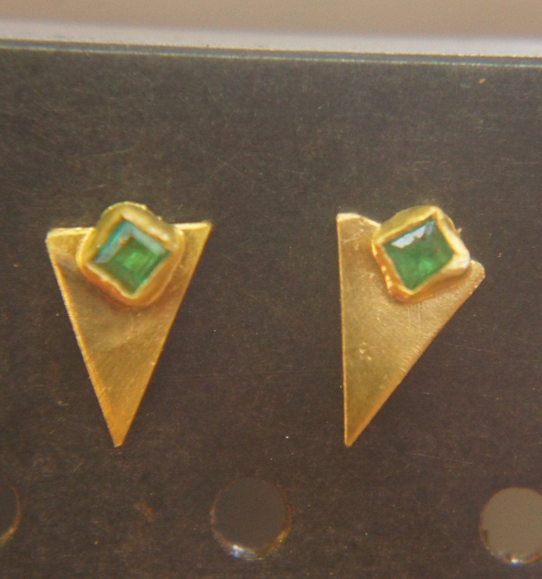 Solide 24K Gold//Smaragd Ohrstecker//Grüne Smaragd Ohrringe//Ohrstecker//24K Gold Ohrringe//Grün Ohrstecker//Handgemachte Ohrstecker von geffenjewelry