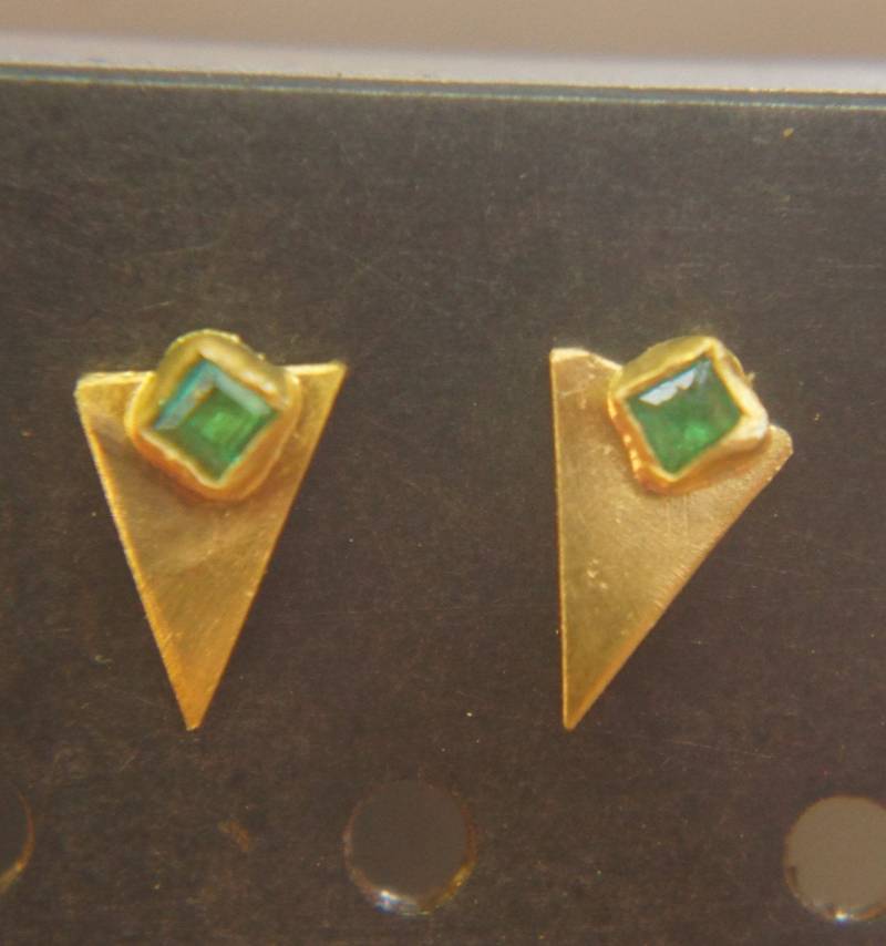 Solide 24K Gold//Smaragd Ohrstecker//Grüne Smaragd Ohrringe//Ohrstecker//24K Gold Ohrringe//Grün Ohrstecker//Handgemachte Ohrstecker von geffenjewelry