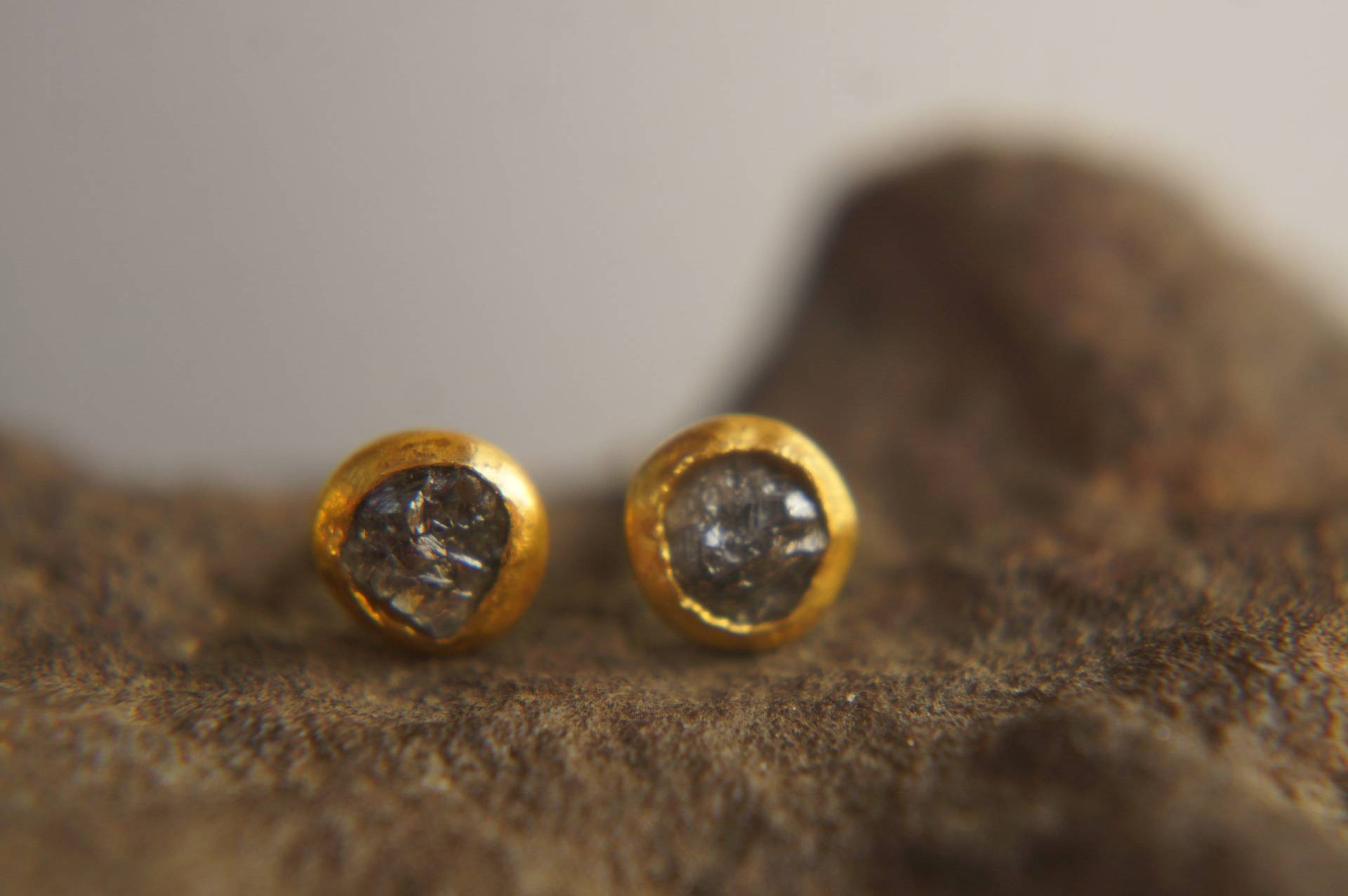 Solide 24K Gold // Diamant Ohrstecker Rohdiamant Ohrringe Handwerker// von geffenjewelry