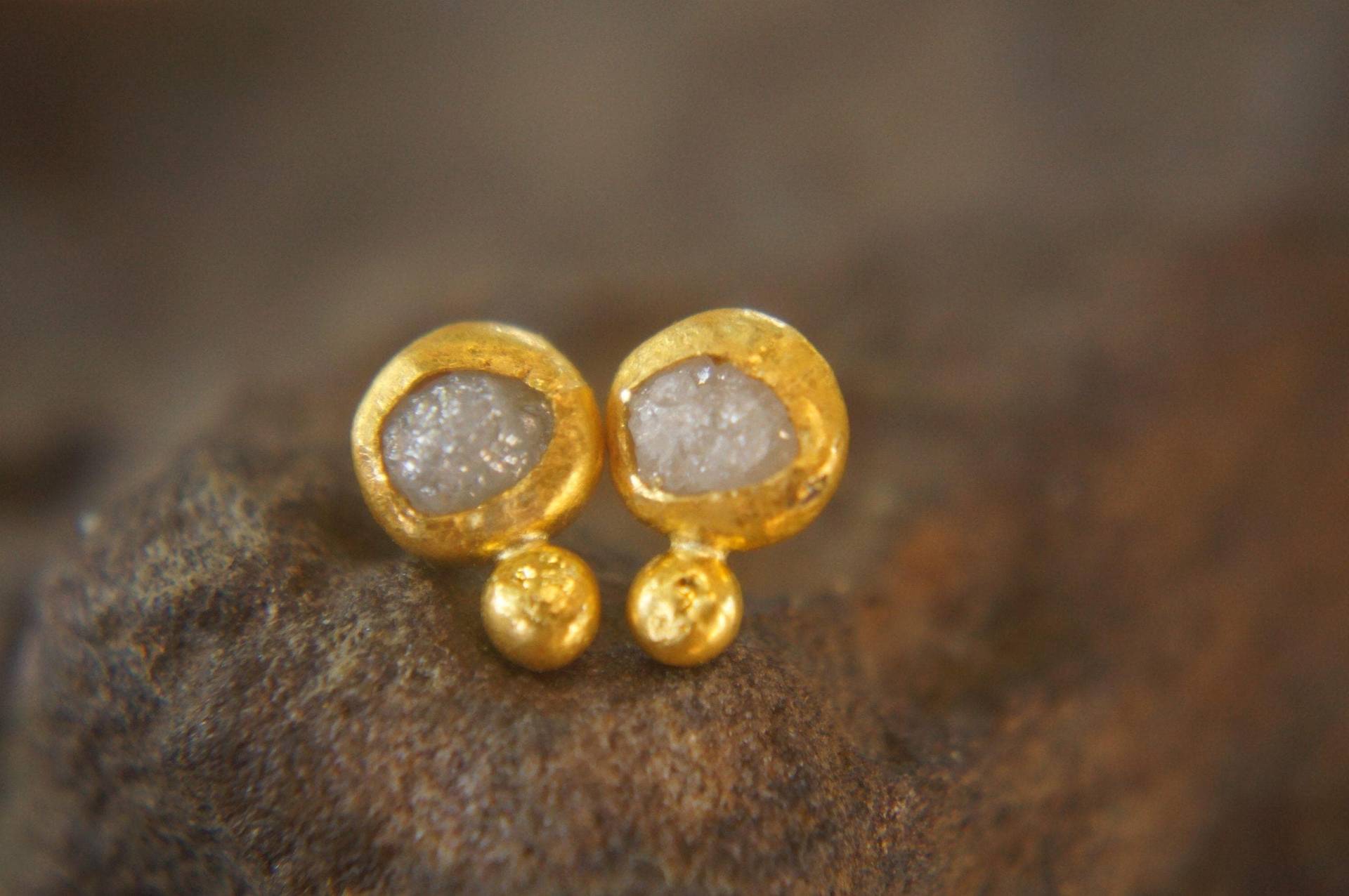 Solide 24K Gold // Rohdiamanten Ohrstecker Diamant Ohrringe Rohdiamant Handwerker von geffenjewelry