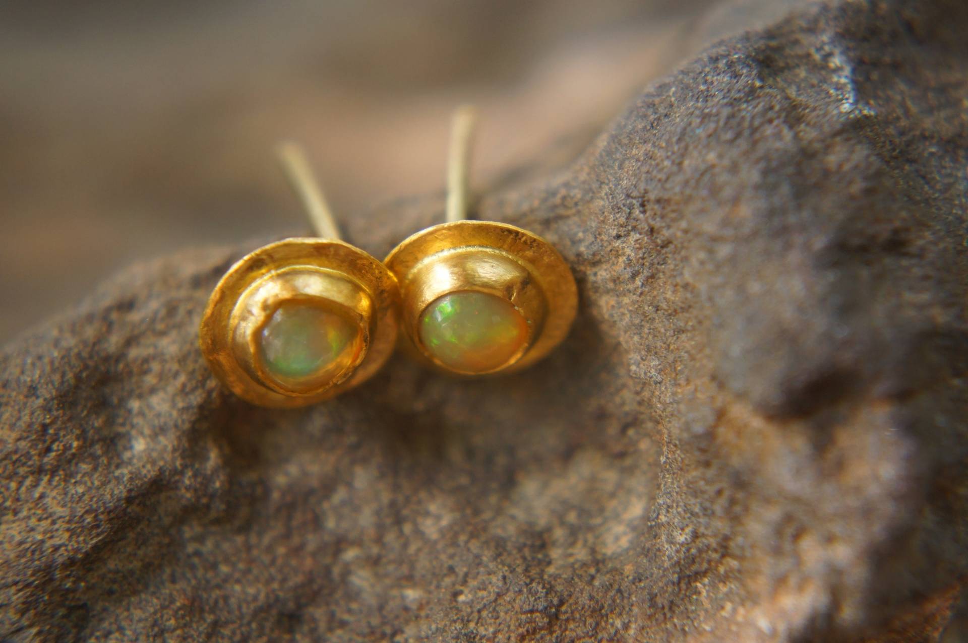 Solide 24K Gold-//24K Opal Ohrstecker//Gold-Opal Ohrringe//Gold Ohrstecker //24K Gold Ohrringe//Opal //Handgemachte Gold-Ohrstecker von geffenjewelry