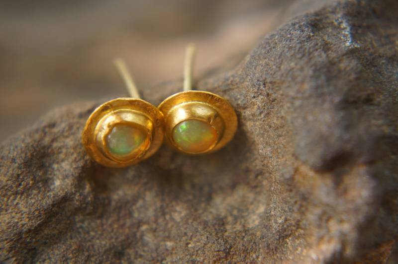 Solide 24K Gold-//24K Opal Ohrstecker//Gold-Opal Ohrringe//Gold Ohrstecker //24K Gold Ohrringe//Opal //Handgemachte Gold-Ohrstecker von geffenjewelry