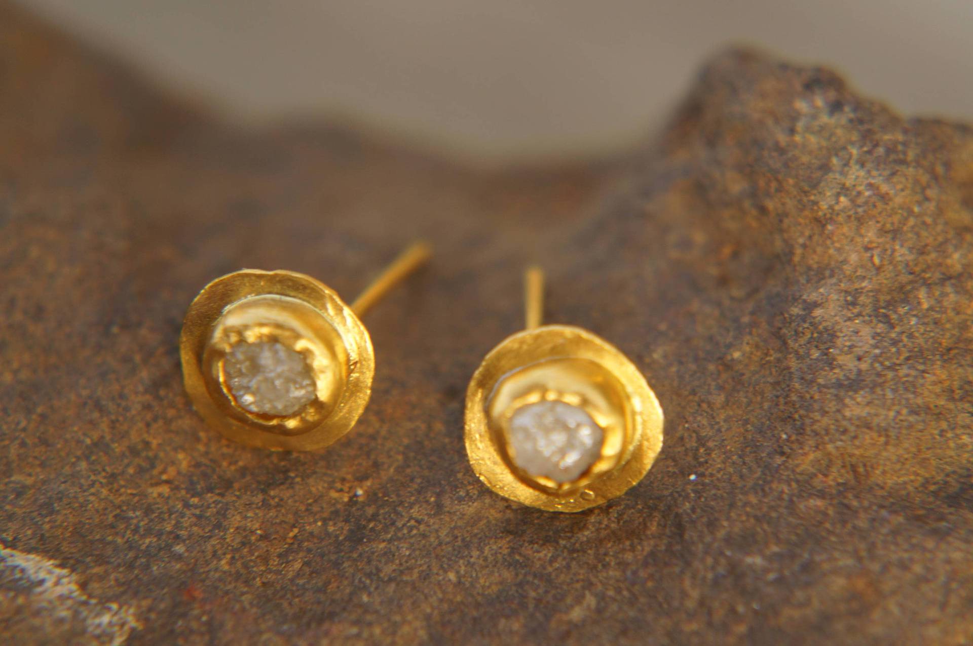 Solide 24K Gold-//Rohdiamant Ohrstecker//Rohdiamant Ohrringe//Ohrstecker//24K Gold Ohrringe//Rohdiamant Ohrstecker//Handgemachte Ohrstecker von geffenjewelry