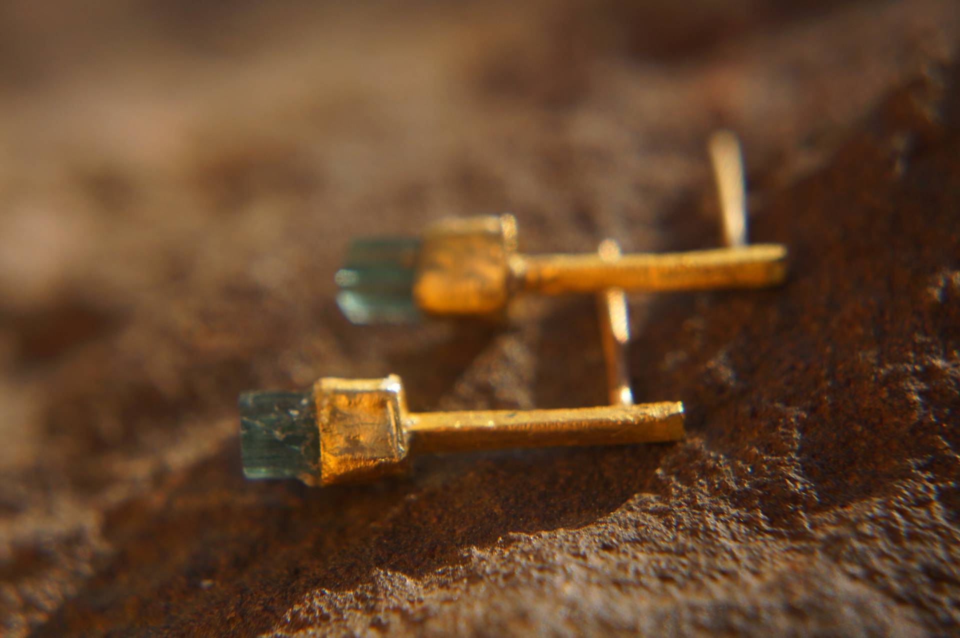 Solide 24K Gold-Blaue Turmalin Ohrstecker-Gold Ohrstecker// Unikat-Ohrstecker//24K Gold Ohrringe//Blaue Stein Ohrringe//24K Ohrstecker Mit von geffenjewelry