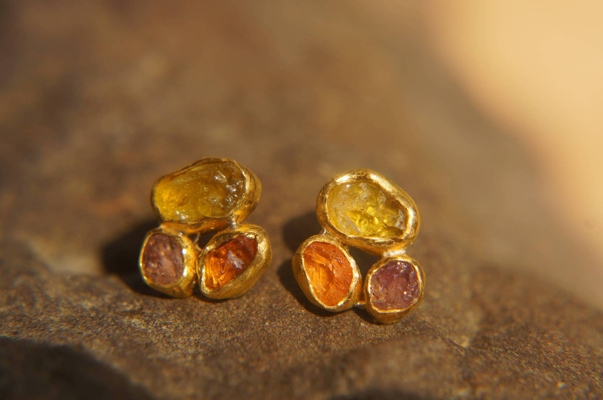 Solide 24K Gold-Orange Saphir Gelb Turmalin Ohrstecker-Rohe Edelstein-Ohrstecker-24K Gold Ohrringe-Rohe Edelstein Ohrringe, Handgemachte Ohrstecker von geffenjewelry