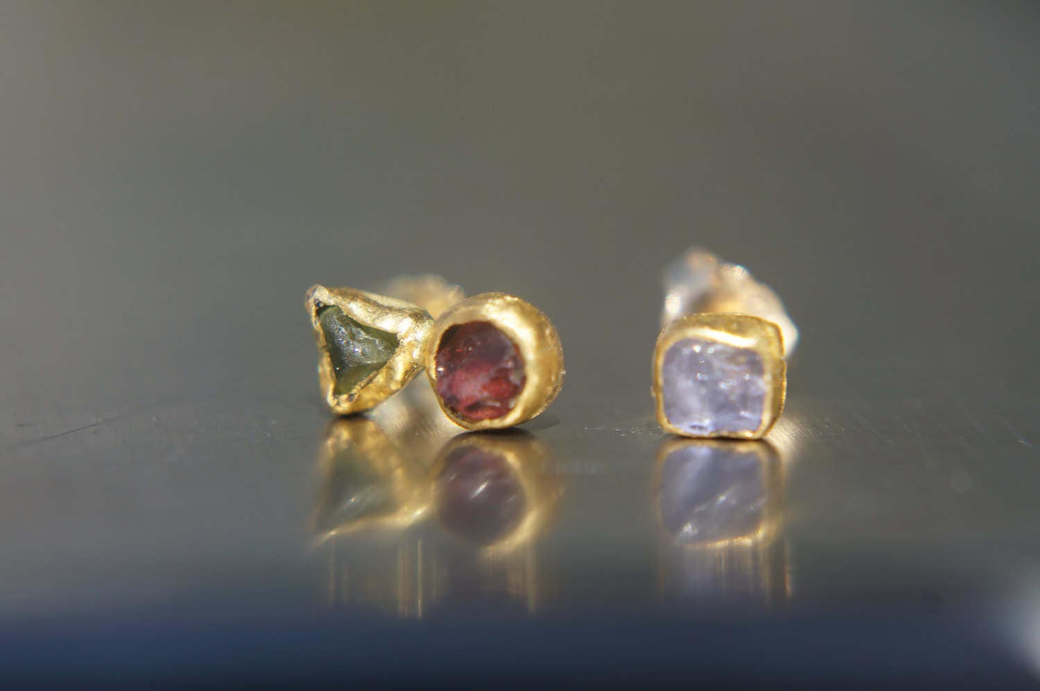 Solide 24K Gold- Saphir Ohrstecker - Rohe Ohrringe-Ohrstecker-24K Gold Ohrringe-Rohe Edelstein Ohrringe Raue Diamant von geffenjewelry