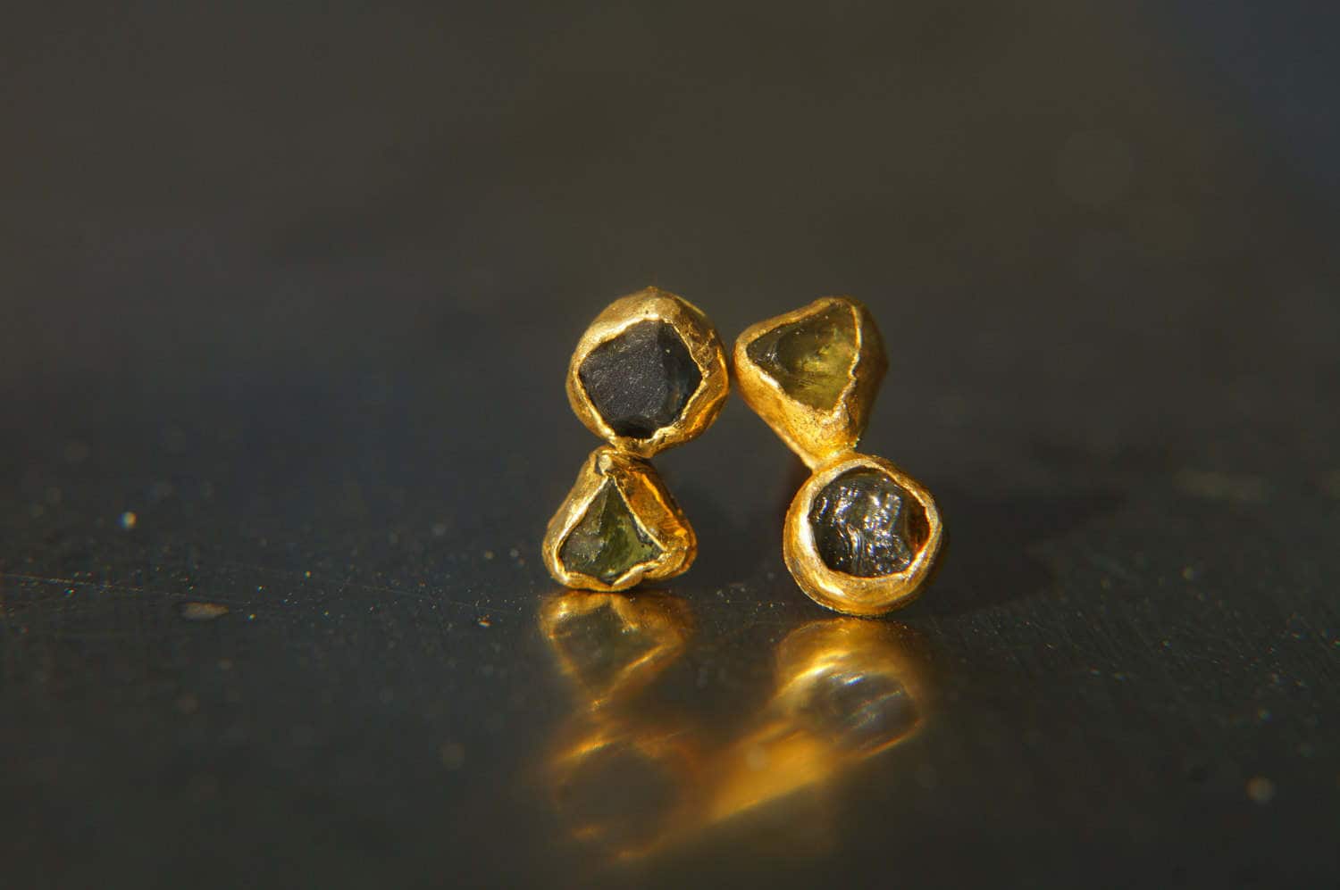 Solide 24K Gold- Saphir Ohrstecker - Rohe Ohrringe-Ohrstecker-24K Gold Ohrringe-Rohe Edelstein Ohrringe Raue Diamant von geffenjewelry