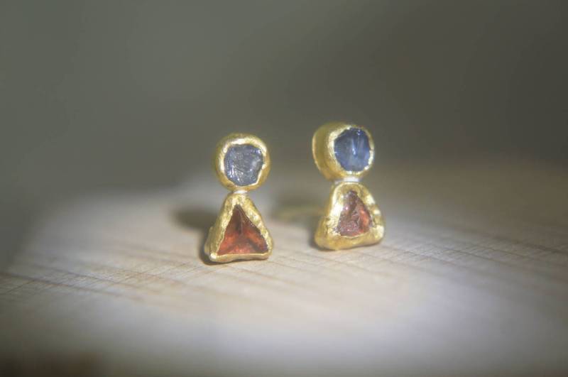 Solide 24K Gold - Saphir & Granat Ohrstecker -Roher Edelstein - Ohrringe-Ohrstecker-24K Gold Ohrringe-Roher Rohstein Ohrringe von geffenjewelry