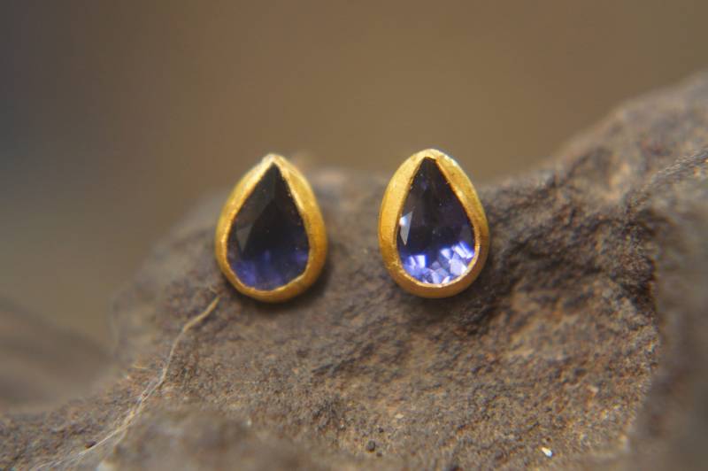 Solide 24K Gold Tropfen Ohrringe//Blaue Tansanit Ohrring//Gold Ohrstecker // Ohrringe//24K //Blaue Ohrringe von geffenjewelry