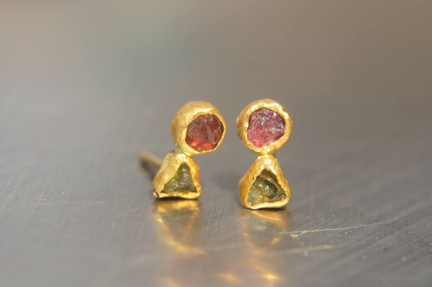 Solide 24K Gold-Turmalin & Granat Ohrstecker -Roher Edelstein - Ohrringe-Ohrstecker-24K Gold Ohrringe-Roher Ohrringe Rohstein Ohrringe von geffenjewelry
